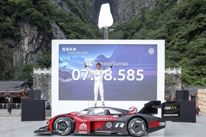 7:38.585 perc a „Mennyek kapujáig”: a Volkswagen az ID.R modellel állította fel az első rekordot a kínai Tianmen hegységben