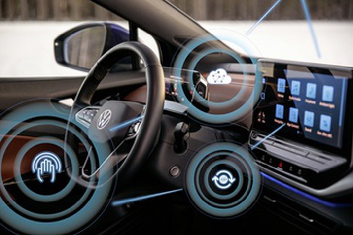 A Volkswagennél mostantól elérhető az azonnali OTA frissítés valamennyi ID. modellhez Média kapcsolatok: Bujáki Zsolt Kommunikációs igazgató Elérhetőségek: Tel.: +36 1 4515172 zsolt.bujaki@porschehungaria.hu Schalbert Dóra PR Koordinátor Elérhetőségek: Tel.: +36 1 4515173 dora.schalbert@porschehungaria.hu A Volkswagen következetes átalakításokat vezet be a szoftverorientált mobilitás-szolgáltatóvá válás érdekében Azonnali, díjmentes frissítés az ID.31, ID.42 és ID.4 GTX3 modellekhez Az ügyfelek az első frissítést követően jobb képfelismerést, az infotainment rendszerben intuitívabb kezelést és további újdonságokat tapasztalhatnak. A Volkswagen vezérigazgatója, Ralf Brandstätter: „Az Over-the-Air frissítésekkel megteremtjük új, digitális üzleti modellünk alapjait és eljutunk ACCELERATE stratégiánk egyik fontos mérföldkövéhez.” Wolfsburg – A Volkswagen ACCELERATE stratégiájával gyorsítja az átalakulást a szoftverorientált mobilitás-szolgáltatóvá válás felé vezető úton. Mostantól minden ID. modell mobilhálózaton keresztül kapja meg a rendszeres szoftverfrissítést. Az eddigi tesztüzemmódban csak azon ügyfelek számára álltak rendelkezésre a frissítések, akik regisztráltak az úgynevezett „ID. First Movers Clubba”. Az „ID. Software 2.3” új funkciókkal rendelkezik és optimalizálja a már meglévőket. A Volkswagen a teljes ID. flotta hálózatba kapcsolásával teremti meg az új, ügyfélorientált üzleti modelljének alapjait. Jelenleg a Volkswagen az egyetlen olyan nagy mennyiségben gyártó vállalat, amelyik elérhetővé teszi ügyfelei számára ezt a technológiát. „Az Over-the-Air frissítéseinkkel a minden területet átfogó rendelkezésre állásnak köszönhetően nemcsak a Volkswagen innovációs erejét hangsúlyozzuk, hanem megteremtjük egy teljesen új, digitális ügyfélélmény alapjait is”, mondja Ralf Brandstätter vezérigazgató. „Ugyanakkor új, digitális üzleti modellünk alapjainak megteremtésével eljutunk ACCELERATE stratégiánk egyik fontos mérföldkövéhez.” OTA frissítés, mint az új üzleti modell és a további bevételek alapja A vállalat a jövőben kb. 12 hetente díjmentes szoftvereket bocsát ügyfelei rendelkezésére annak érdekében, hogy a járművek folyamatosan a legújabb verzióval rendelkezzenek és javuljon az ügyfélélmény. Ezenfelül a Volkswagen az adatokra épülő új üzleti modell révén további bevételekre számít a használat során – azokból a szolgáltatásokból és funkciókból, amelyeket az ügyfelek igény szerint adhatnak hozzá szolgáltatásaikhoz. Pontosan akkor, amikor arra szükségük van. A távlatokat tekintve ez lehet a hosszú útszakaszoknál segítséget nyújtó Travel Assist vagy a jobb akkumulátor teljesítmény és a későbbiekben az automatizált vezetés. Ezekkel a kiegészítő digitális szolgáltatásokkal a Volkswagen a következő években további háromjegyű milliós bevételt szeretne elérni. Ügyfélközpontúság Az OTA frissítéseket a konszern szoftverekért felelős vállalatával, a CARIAD-dal szorosan együttműködve fejlesztjük. „Ezek az új frissítések központi feladatot látnak el a digitális, hálózatba kapcsolt járművekben. Ügyfeleink számára gyorsan megszokottá válnak, ahogy láttuk ezt korábban az okostelefonok esetében megtapasztaltuk”, mondja Thomas Ulbrich, a Volkswagen fejlesztési igazgatója. „A szoftverfejlesztés ismétlődő és gyors. Egy technológiai vállalathoz hasonlóan rövid ciklusokban dolgozunk és a frissítéseket ennek megfelelő ütemben biztosítjuk ügyfeleinknek.” A Volkswagen a jármű megvásárlását vagy lízingjét követően szeretne kapcsolatban maradni ügyfeleivel és digitális szolgáltatásokkal ellátni őket. „Azoknak a járműveknek van nagyobb szerepük jövőbeli sikereinkben, amelyek folyamatosan a legfrissebb szoftverekkel rendelkeznek és ezáltal kiváló digitális ügyfélélményt nyújtanak”, véli Ulbrich. „A rendszeres frissítések révén a jármű nemcsak up-to-date marad, hanem még egyre jobbá is válik.” Frissítésekkel optimalizált biztonsági és kényelmi funkciók Néhány új funkció a szélvédő alatt húzódó fénycsíkot, az ID. Lightot érinti. Az ID. Light már olyan információkat is szolgáltat a járművezetőnek, amelyek intuitív segítséget nyújtanak például az energiatakarékos vezetéshez és az automata távolságszabályozás (ACC) használatához. Javult a multifunkciós kamera képfeldolgozása is; még gyorsabban felismeri a motorkerékpárokat és a közlekedés többi résztvevőjét. Ugyanez igaz sötétben is: A dinamikus távfény-szabályzás – amennyiben rendelkezésre áll – még pontosabban szabályozza a saját fényt. A központi infotainment-kijelző grafikája letisztultabbá és egyértelműbbé, a kezelés pedig intuitívabbá vált – a Volkswagen ezt az első ID. vásárlók visszajelzése alapján alakította ki. A digitális ügyfélélmény a termékek és szolgáltatások valamennyi fejlesztési lépésekor folyamatosan fejlesztendő a jármű teljes életciklusa során. Az OTA frissítések az új üzleti modellek alapját és az ügyfélorientált termékoptimalizálást jelentik az ACCELERATE stratégia keretein belül. Az OTA frissítésekről készült videofilm itt érhető el. A Volkswagen márka személygépjárművekkel több mint 150 piacon van jelen világszerte, és 13 országban több mint 30 telephelyen gyártja járműveit. 2020-ban a Volkswagen mintegy 5,3 millió járművet adott át ügyfeleinek, köztük olyan klasszikus csúcsmodelleket, mint a Golf, a Tiguan, a Jetta vagy a Passat, valamint a teljesen elektromos sikermodelleket, az ID.3 és az ID.4 modelleket. Jelenleg az egész világon mintegy 184 000 fő dolgozik a Volkswagennél, emellett több mint 10 000 kereskedésben további 86 000 munkatárs tevékenykedik. A Volkswagen az ACCELERATE stratégiájával arra törekszik, hogy szoftverorientált mobilitás-szolgáltatóvá váljon. 1 ID.3 – áramfogyasztás (kWh/100 km) (NEDC): 15,6–13,1 (kombinált); CO2-kibocsátás (g/km): 0; hatékonysági osztály: A+. 2 ID.4 – kombinált áramfogyasztás kWh/100 km (NEDC ciklus szerint): 17,5–15,5; kombinált CO2-kibocsátás (g/km): 0; hatékonysági osztály: A+. 3 ID.4 GTX – áramfogyasztás (kWh/100 km) (NEDC): 18,2–16,3 (kombinált); CO2-kibocsátás (g/km): 0; hatékonysági osztály: A+.